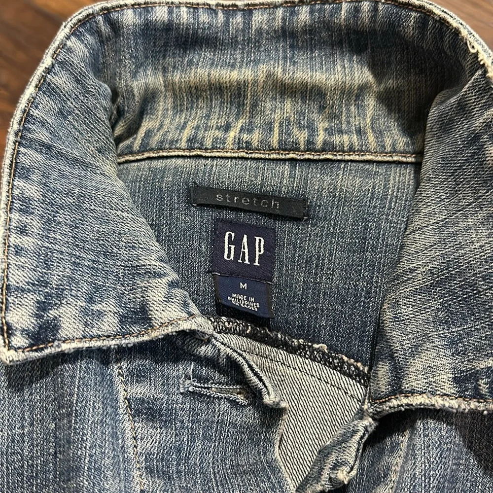 GAP Distressed Faded Frayed Rugged Whitewashed Blue Denim Women’s Jacket M